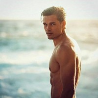 Aku selalu punya pekerjaan sampingan tapi aku sudah menjadi model penuh waktu untuk beberapa tahun ini, kata Erik. Aku tidak ambil libur. Ketika aku libur itu karena aku syuting atau pemotretan, tambahnya. Foto: Instagram @erikvent