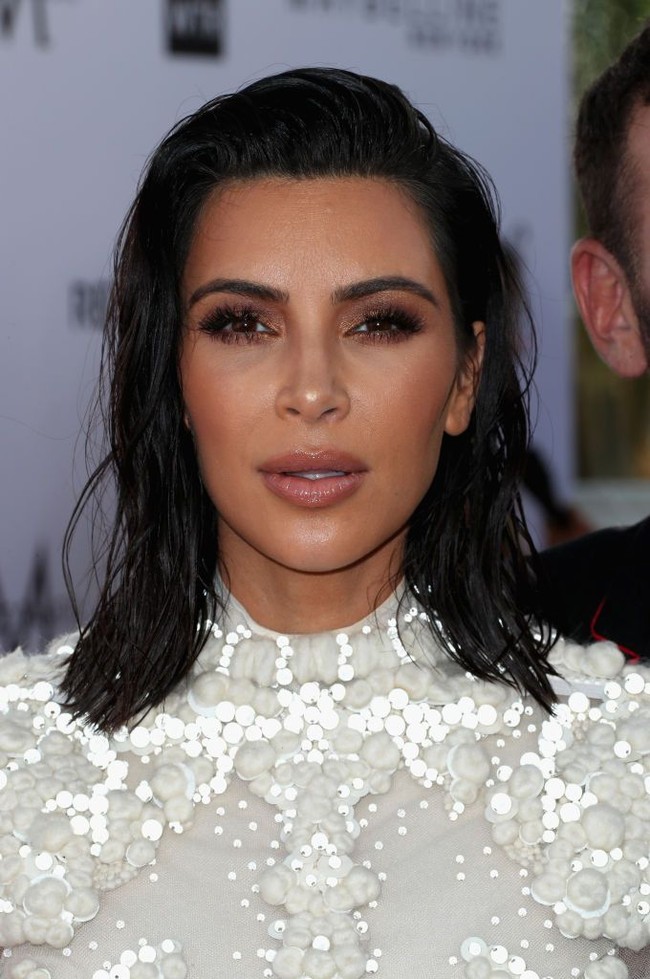 Menciptakan riasan wajah dan rambut berkesan basah diperlukan waktu yang tidak sebentar. Menurut Mario, kuncinya adalah melembapkan kulit terlebih dahulu. Oleh karena itu dia akan mengaplikasikan banyak produk pelembap sebelum makeup. Mulai dari masker, krim wajah, serum pencerah, face mist hingga primer. Foto: Getty Images