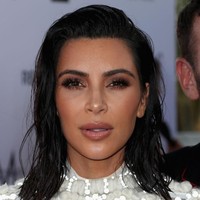 Menciptakan riasan wajah dan rambut berkesan basah diperlukan waktu yang tidak sebentar. Menurut Mario, kuncinya adalah melembapkan kulit terlebih dahulu. Oleh karena itu dia akan mengaplikasikan banyak produk pelembap sebelum makeup. Mulai dari masker, krim wajah, serum pencerah, face mist hingga primer. Foto: Getty Images