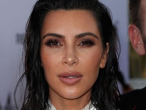 Kim Kardashian Pakai Rok Unik, Netizen Samakan dengan Bungkus Gorengan