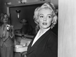 Berkah Photoshop Bisa Selfie Bareng Tokoh Terkenal Masa Lalu