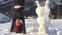 Dalam foto-foto di Instagramnya, dia sering memamerkan kekuatannya dalam pose handstand. (oliviavivian/Instagram)