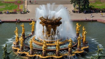 Friendship of the Peoples Fountain, Moskow, Rusia. Dibangun pada era pemerintahan Soviet, air mancur besar ini mewakili semua budaya dan kebangsaan bekas Uni Soviet. Arsitek K.G. Topuradze dan G. Konstantinovskiy mendesainnya dengan 16 patung emas gadis cantik yang mengenakan kostum nasional dari berbagai Republik Uni Soviet. Foto: via Brainberries
