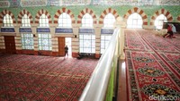 Masjid ini memiliki 2 lantai. Lantai atas diperuntukkan untuk jemaah perempuan.