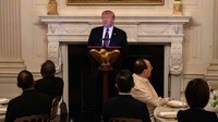 Trump menyampaikan pidato sambutan dalam buka puasa bersama ini dengan menyebut Ramadhan sebagai momen untuk mencari harapan, toleransi dan perdamaian. Ramadan adalah waktu yang spesial. Saat untuk lebih mendekatkan keluarga-keluarga, tetangga dan masyarakat, ujarnya. Foto: Photo by NICHOLAS KAMM/AFP