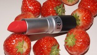 Untuk buah-buahan yang berwarna merah terang seperti strawberry, biasanya para agensi iklan memoles buah-buah ini dengan lipstick warna merah, agar tampilannya lebih menarik di kamera. Foto: Istimewa