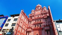 Masjid ini menjadi ikonik karena pilihan warna yang ada di seluruh bangunan. Kalau biasanya masjid punya satu warna yang jadi dasar, Masjid Jamiul Alfar justru punya 2 warna timpang tindih. (iStock)