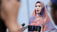 Bahkan Kartika pernah menyuruh Habib Usman tidur di luar dan mengunci kamar.