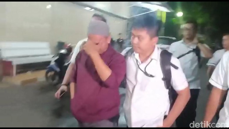 Polisi Tahan Pria yang Ancam Penggal Kepala Jokowi Polisi Tahan Pria yang Ancam Penggal Kepala Jokowi