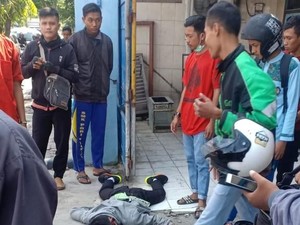 Seorang Siswa SMA di Kediri Tewas Terjatuh Saat Salip Bus