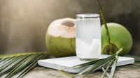 Rutin Minum Air Kelapa? Cek Dulu Batas Porsi Aman dan Efek Sampingnya