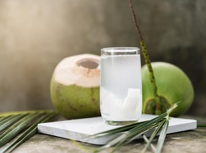 Rutin Minum Air Kelapa? Cek Dulu Batas Porsi Aman dan Efek Sampingnya