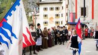 Mencoba langsung kostum ala abad pertengahan (Predjama Castle)