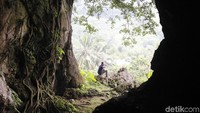 Gua ini merupakan bukti otentik eksistensi Danau Bandung Purba, undakan tangga batu dan suara cicitan kelelawar akan menyambut Anda ketika berada di muka Gua Pawon (Yudha Maulana/detikcom)  
