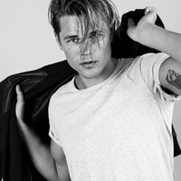 Bagaimana jika ada seorang pria yang mirip dengan Brad Pitt dan Leonardo DiCaprio? Pastinya, pria tersebut sudah punya modal besar untuk jadi seorang bintang. Yuk, kenalan dengan Erik Vent, model ganteng yang mirip kedua aktor terganteng Hollywood itu. Foto: Instagram @erikvent