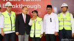 Tinjau Terowongan Kereta Cepat, Menteri Rini Semringah Banget
