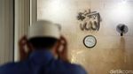 Intip Aktivitas Warga Masjid Luar Batang Jelang Buka Puasa