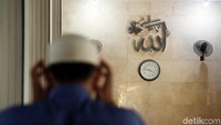 Masjid Jami Keramat Luar Batang dibangun oleh Habib Husein pada Abad ke-18.