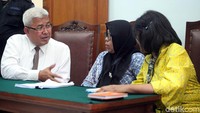 Diketahui, pembacaan putusan ini sempat diwarnai dengan pencabutan gugatan praperadilan Rommy melalui pengacaranya.