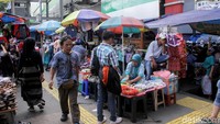 Trotoar yang seharusnya difungsikan bagi pejalan kaki justru digunakan oleh PKL sebagai lapak untuk berjualan.