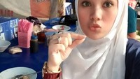 Bebi resmi dinikahi Opick pada Desember 2018. Ia adalah istri ketiga Opick setelah penyanyi religi itu bercerai dengan dua istri sebelumnya. Ini gayanya saat menyantap sop buntut kaki lima. Foto: Instagram bebi.silvana