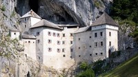 Kastil ini bertengger di tebing seluas 400 meter dengan tinggi 123 meter (Predjama Castle)