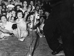 Berkah Photoshop Bisa Selfie Bareng Tokoh Terkenal Masa Lalu