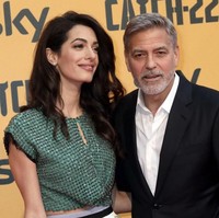 Sementara itu, George memilih setelan hitam sederhana dengan kemeja putih yang kancing atasnya dibiarkan terbuka. Pasangan ini menikah pada 2014 lalu dan sudah dikaruniai sepasang anak kembar berusia satu tahun. (Foto: Elisabetta Villa/Getty Images)