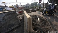 Tak hanya perlinatsan Pisangan Lama, perlintasan Stasiun Cakung juga ikut ditutup.