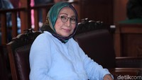 Terdakwa kasus hoax penganiayaan Ratna Sarumpaet mengaku sudah menjalani operasi plastik selama empat kali.