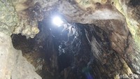 Setelah menaiki tangga, Anda akan melewati sebuah lorong yang sempit. Anda harus merunduk untuk bisa masuk ke dalamnya. Keluar dari lorong, Anda akan melihat Ruang Hiji atau area sarang dari koloni kelelawar (Yudha Maulana/detikcom)