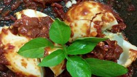 Aduh sedap banget ya. Telur rebus yang sedikit memar makin enak ditambah petis. Foto: Instgram @maktoendailyfood