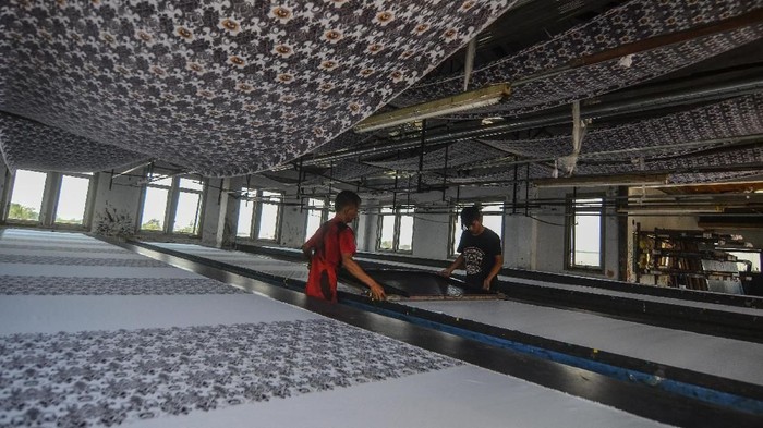 Pekerja memproduksi batik printing dengan produksi 1.000 meter per hari di Rumah Tekstil Cineuheul, Kota Tasikmalaya, Jawa Barat, Selasa (14/5/2019). Badan Pusat Statistik (BPS) mencatat sepanjang kuartal I 2019, industri teksil dan pakaian mengalami pertumbuhan sebesar 18,98 persen, bahkan melampaui pertumbuhan sepanjang 2018 di angka 8,73 persen. ANTARA FOTO/Adeng Bustomi/pd.