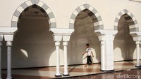 Aksesnya pun cukup mudah, jemaah hanya cukup menaiki lift dan langsung tiba di masjid ini.