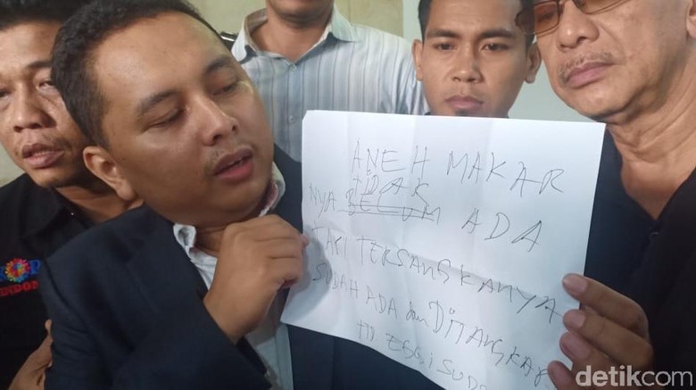Pengacara: Eggi Sudjana Diberi Surat Penangkapan Saat Diperiksa Penyidik Pengacara: Eggi Sudjana Diberi Surat Penangkapan Saat Diperiksa Penyidik