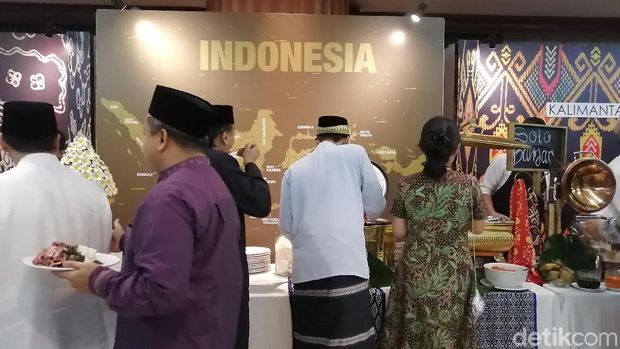 Kala Diplomat yang Biasa Necis Bersarung di Kampung Ramadhan Kemlu