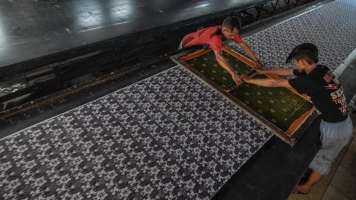 Pekerja memproduksi batik printing dengan produksi 1.000 meter per hari di Rumah Tekstil Cineuheul, Kota Tasikmalaya, Jawa Barat, Selasa (14/5/2019). Badan Pusat Statistik (BPS) mencatat sepanjang kuartal I 2019, industri teksil dan pakaian mengalami pertumbuhan sebesar 18,98 persen, bahkan melampaui pertumbuhan sepanjang 2018 di angka 8,73 persen. ANTARA FOTO/Adeng Bustomi/pd.