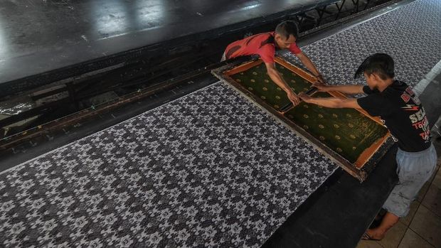 Pekerja memproduksi batik printing dengan produksi 1.000 meter per hari di Rumah Tekstil Cineuheul, Kota Tasikmalaya, Jawa Barat, Selasa (14/5/2019). Badan Pusat Statistik (BPS) mencatat sepanjang kuartal I 2019, industri teksil dan pakaian mengalami pertumbuhan sebesar 18,98 persen, bahkan melampaui pertumbuhan sepanjang 2018 di angka 8,73 persen. ANTARA FOTO/Adeng Bustomi/pd.