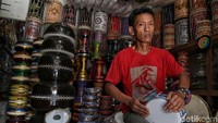 Beragam rebana dipasarkan di toko tersebut, mulai dari ukuran kecil hingga besar dengan berbagai warna yang menarik.