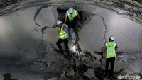 Pengerjaan proyek ini memakan waktu 12 bulan untuk tunnel dengan panjang 608 meter. Ini merupakan tunnel pertama dari 13 tunnel KCJB yang berhasil ditembus.