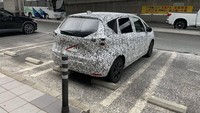 Di dalam, sepertinya ada tampilan informasi berukuran 7 inci yang mirip dengan Honda Pilot 2019 yang semuanya baru. Tombol-tombol melingkar pada konsol tengah dan sistem infotainment layar sentuh besar juga terlihat di salah satu gambar spy shot ini. Foto: Twitter laimu_0206 via Indianautosblog