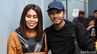 Evi Masamba dan suaminya, Arif Hajrianto saat ditemui di studio Trans TV, Kapten Tendean, Jakarta Selatan pada Senin (13/5). Pool/Noel/detikFoto.