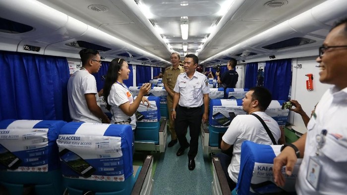 Wakil Wali Kota Bogor Dedie A. Rachim (kanan) bersama EVP Daop 1 Jakarta R. Dadan Rudiansyah (kiri) menyiram air kendi pada lokomotif saat meresmikan penambahan frekuensi perjalanan KA Pangrango relasi Bogor-Sukabumi di Stasiun Bogor, Jawa Barat, Selasa (14/5/2019). PT Kereta Api Indonesia (Persero) menambah frekuensi perjalanan KA Pangrango relasi Bogor-Sukabumi menjadi enam perjalanan karena tingginya minat masyarakat yang menggunakan KA Pangrango terutama pada akhir pekan yang meencapai 97 persen dan hari kerja mencapai 86 persen.