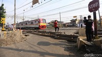 Plt Kepala Dinas Perhubungan DKI Jakarta Sigit Wijatmoko mengatakan, petugasnya akan melakukan rekayasa lalu lintas di sekitar perlintasan tersebut. Dia mengimbau warga bisa mematuhi rambu-rambu yang ada.