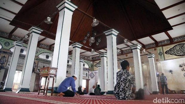 Masjid Jami Keramat Luar Batang jadi salah satu masjid tertua yang ada di Jakarta. Di masjid tersebut terdapat makam Habib Husein bin Abubakar bin Abdillah Alaydrus.