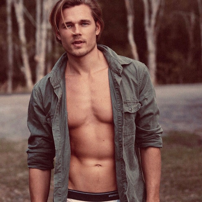 Sebagai seseorang yang suka olahraga dan punya tubuh kekar nan atletis, ia pun berbagi tips kebugaran. Pria 26 tahun tersebut pun mengaku nge-gym hampir setiap hari dan tentunya menjaga makan. Foto: Instagram @erikvent