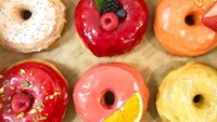 Good Town Doughnuts memiliki sajian donat cantik. Galzednya warna-warni dan dihiasi dengan potongan buah seperti raspberry hingga lemon segar. Foto: Instagram goodtowndoughnutsusa