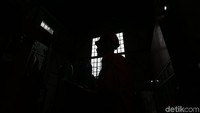 Terletak di dataran tinggi, akses menuju PLTA Lamajan terbilang unik. Para pengunjung dan pekerja diharuskan menumpang lori alias kereta kecil untuk melihat langsung PLTA Lamajan.