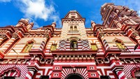 Dari segi arsitektur, Jamiul Alfar Mosque memiliki 14 menara masjid. Ada 2 menara yang berukuran sedang, sisanya memiliki ukuran yang lebih kecil. (iStock)