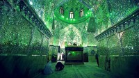 Namun, saat memasuki bagian dalam Masjid Shah Cheragh, pemandangan luar biasa terpampang di depan mata para pengunjung. pantulan cahaya yang berasal dari jutaan pecahan cermin kecil saat bertemu sinar mentari itu memantul ke seluruh penjuru masjid dan membuat semua yang melihatnya berdecak kagum. Dok. Boredpanda.
